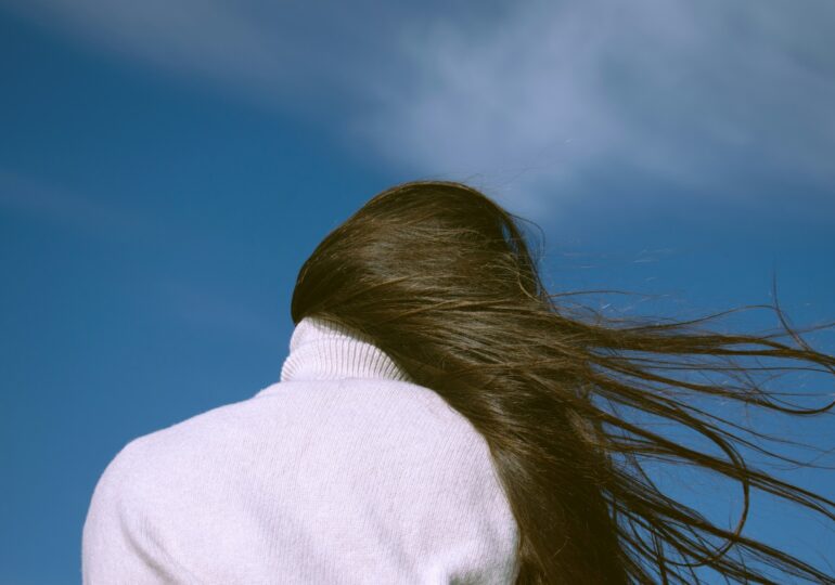 Problem z wypadaniem włosów? Sagatia oferuje peruki syntetyczne jako stylową i wygodną alternatywę